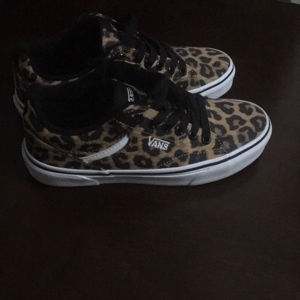 Women’s size 7 men’s size 5.5